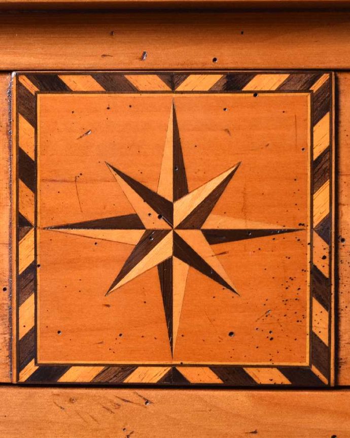 アンティークのチェスト　アンティーク家具　ウォルナット材で造られたベットサイドチェスト、アンティークのイギリス家具。いろんな場所にこだわりデザインもいろいろです。(q-1491-f)