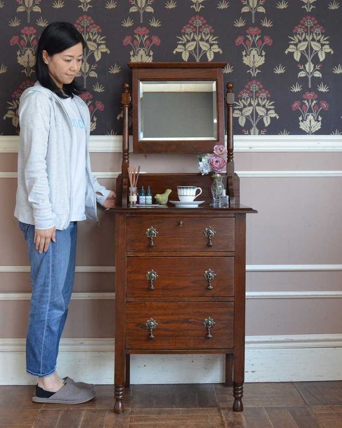 アンティークのドレッサー アンティーク家具 どこにでも置けちゃう細身のデザイン、英国のアンティークのドレッシングチェスト。鏡も収納も楽しめちゃう女性のための家具チェストの上にミラーが付いたドレッシングチェスト。(q-1492-f)