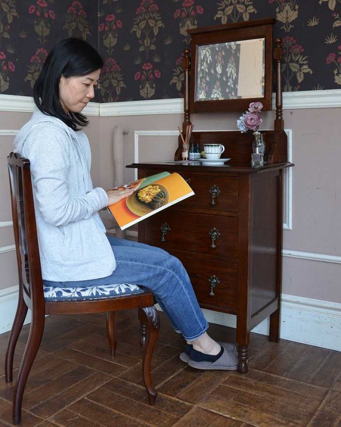 アンティークのドレッサー アンティーク家具 どこにでも置けちゃう細身のデザイン、英国のアンティークのドレッシングチェスト。寝室だけじゃなく、リビングでも玄関でも・・・ドレッサーは寝室で使うイメージがありますが、アンティークのものはデザインが素敵なので、みんなが集まる場所に置いて見せながら使って下さい。(q-1492-f)