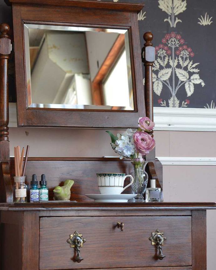 アンティークのドレッサー アンティーク家具 どこにでも置けちゃう細身のデザイン、英国のアンティークのドレッシングチェスト。英国アンティークらしい凛とした雰囲気木目と彫の美しさが際立つ英国のアンティークらしいドレッシングチェスト。(q-1492-f)