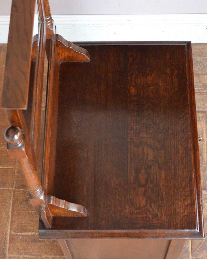 アンティークのドレッサー アンティーク家具 どこにでも置けちゃう細身のデザイン、英国のアンティークのドレッシングチェスト。上から見るとこんな感じです。(q-1492-f)