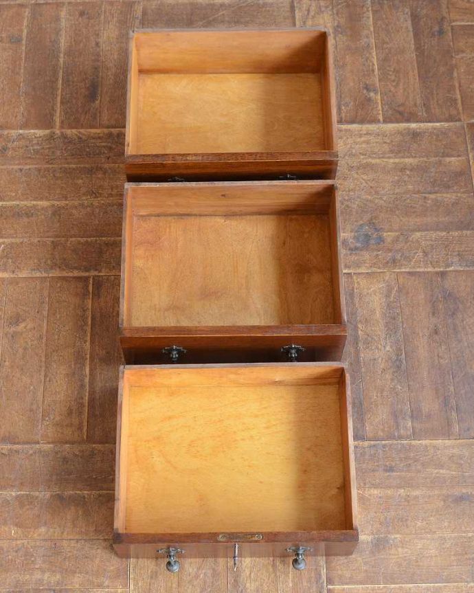 アンティークのドレッサー アンティーク家具 どこにでも置けちゃう細身のデザイン、英国のアンティークのドレッシングチェスト。たっぷり収納出来るキレイな引き出しお洋服もたくさん入る引き出し。(q-1492-f)