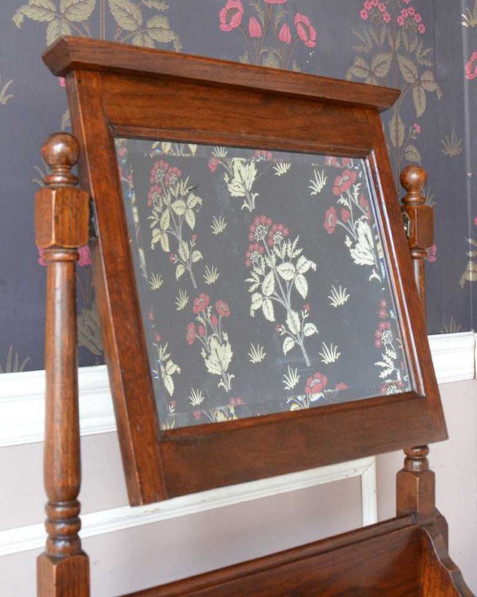 アンティークのドレッサー アンティーク家具 どこにでも置けちゃう細身のデザイン、英国のアンティークのドレッシングチェスト。お部屋も広く見せてくれます身だしなみを整えるのはもちろん、大きな鏡はお部屋を広く見せる効果があります。(q-1492-f)