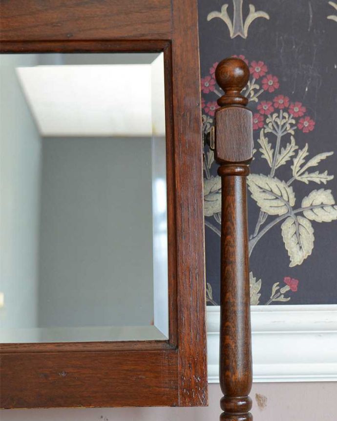 アンティークのドレッサー アンティーク家具 どこにでも置けちゃう細身のデザイン、英国のアンティークのドレッシングチェスト。新しいミラーでお届けしますこちらは新しいミラーに交換しました。(q-1492-f)