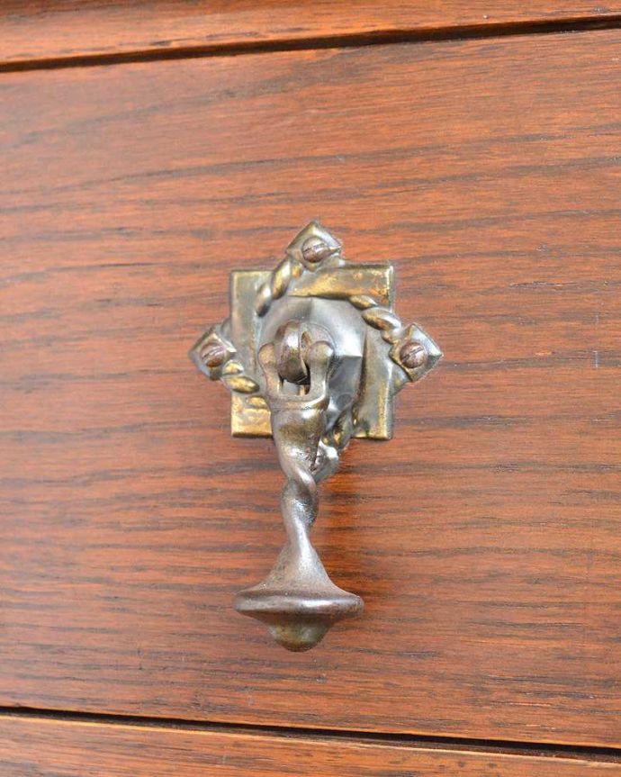 アンティークのドレッサー アンティーク家具 どこにでも置けちゃう細身のデザイン、英国のアンティークのドレッシングチェスト。アンティークらしい素敵な取っ手味わい深いアンティークらしい取っ手のデザインからも時間の流れが感じられます。(q-1492-f)