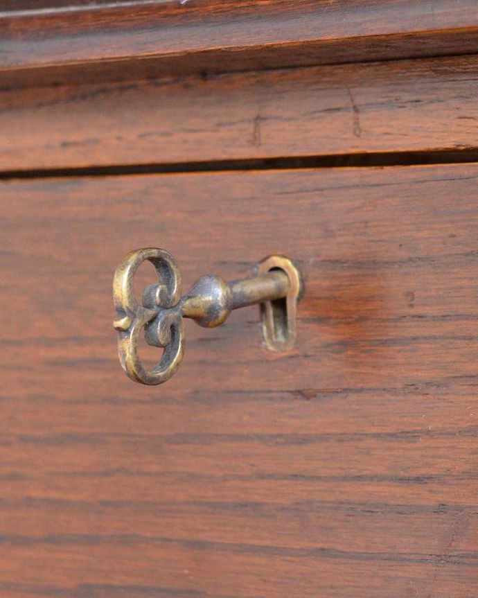 アンティークのドレッサー アンティーク家具 どこにでも置けちゃう細身のデザイン、英国のアンティークのドレッシングチェスト。大切なものを収納できますおとぎ話に出てくるようなカギも使えるように修復しました。(q-1492-f)