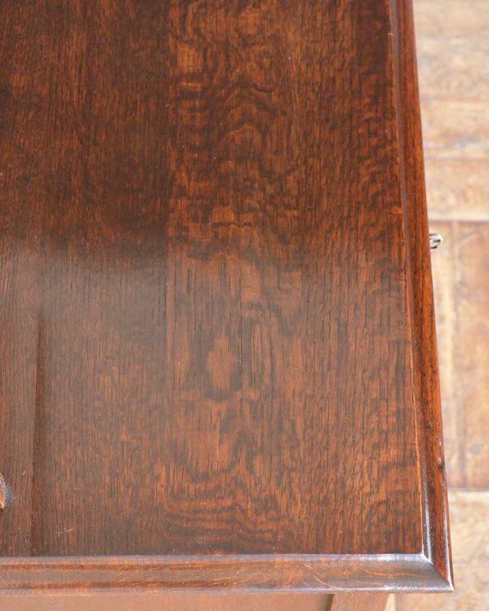 アンティークのドレッサー アンティーク家具 どこにでも置けちゃう細身のデザイン、英国のアンティークのドレッシングチェスト。天板の塗装もキレイ近づいてみると、ピッカピカでキレイに仕上げた天板の塗装。(q-1492-f)