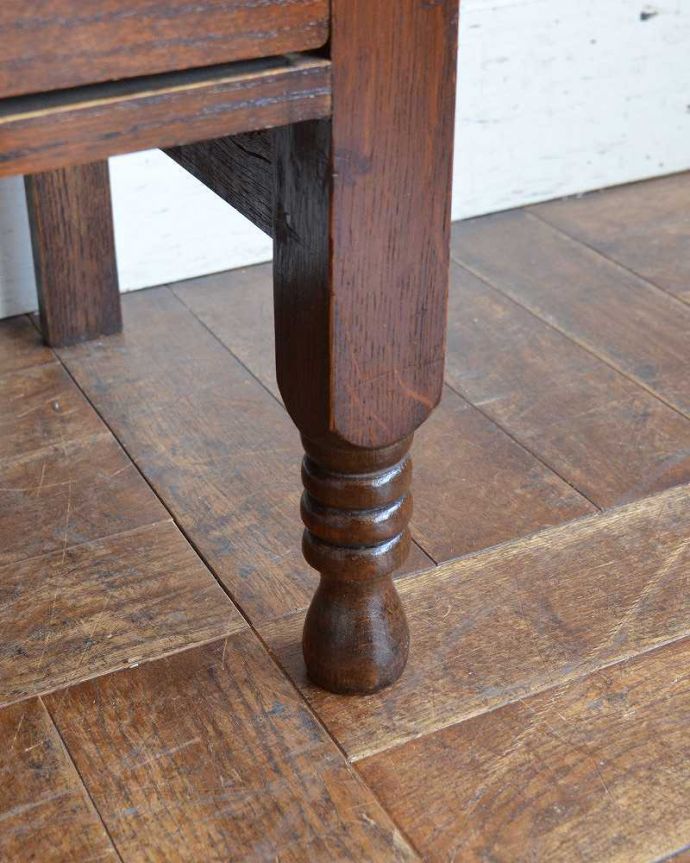 アンティークのドレッサー アンティーク家具 どこにでも置けちゃう細身のデザイン、英国のアンティークのドレッシングチェスト。女性1人でラクラク運べちゃう仕掛けHandleのアンティークは、脚の裏にフェルトキーパーをお付けしています。(q-1492-f)