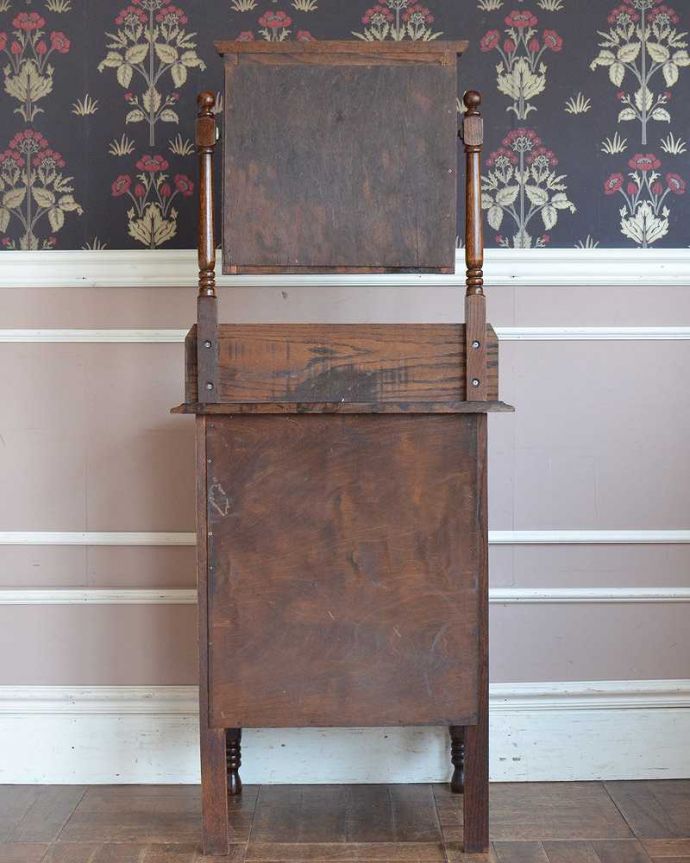 アンティークのドレッサー アンティーク家具 どこにでも置けちゃう細身のデザイン、英国のアンティークのドレッシングチェスト。もちろん後ろ姿もキレイです。(q-1492-f)