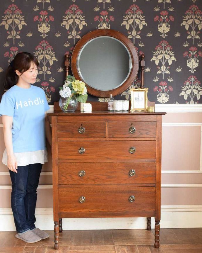 アンティークのドレッサー アンティーク家具 イギリスで見つけたアンティーク家具、丸いミラーが付いた英国のドレッシングチェスト。鏡も収納も楽しめちゃう女性のための家具チェストの上にミラーが付いたドレッシングチェスト。(q-1493-f)