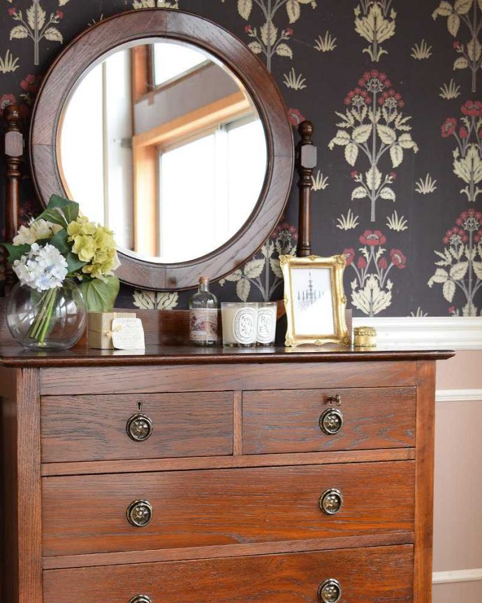 アンティークのドレッサー アンティーク家具 イギリスで見つけたアンティーク家具、丸いミラーが付いた英国のドレッシングチェスト。英国アンティークらしい凛とした雰囲気木目と彫の美しさが際立つ英国のアンティークらしいドレッシングチェスト。(q-1493-f)