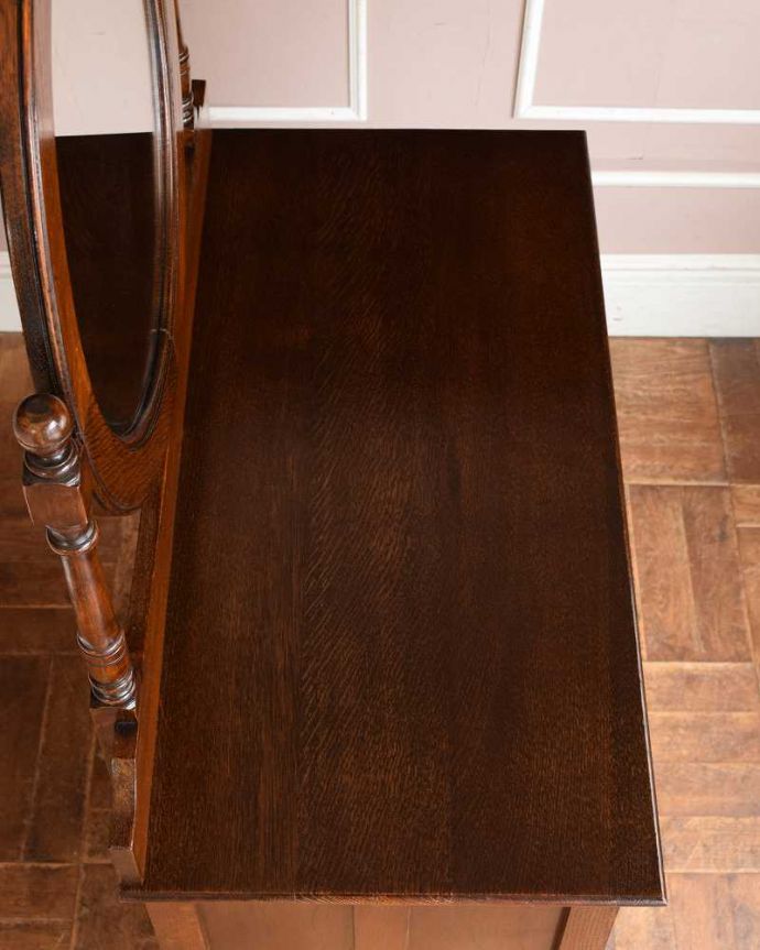 アンティークのドレッサー アンティーク家具 イギリスで見つけたアンティーク家具、丸いミラーが付いた英国のドレッシングチェスト。上から見るとこんな感じです。(q-1493-f)