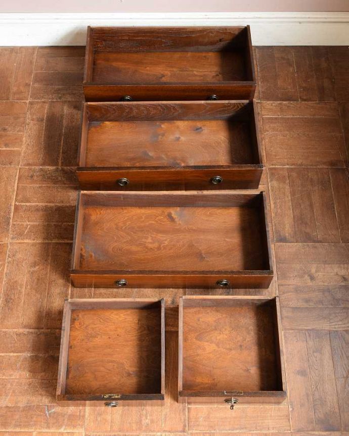 アンティークのドレッサー アンティーク家具 イギリスで見つけたアンティーク家具、丸いミラーが付いた英国のドレッシングチェスト。たっぷり収納出来るキレイな引き出しお洋服もたくさん入る引き出し。(q-1493-f)