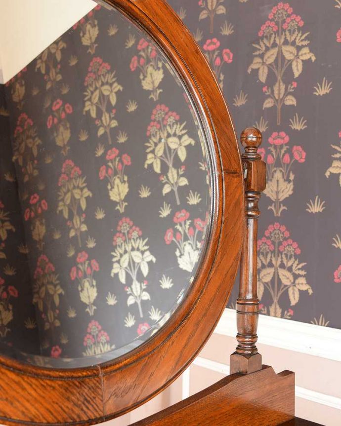 アンティークのドレッサー アンティーク家具 イギリスで見つけたアンティーク家具、丸いミラーが付いた英国のドレッシングチェスト。新しいミラーでお届けしますこちらは新しいミラーに交換しました。(q-1493-f)