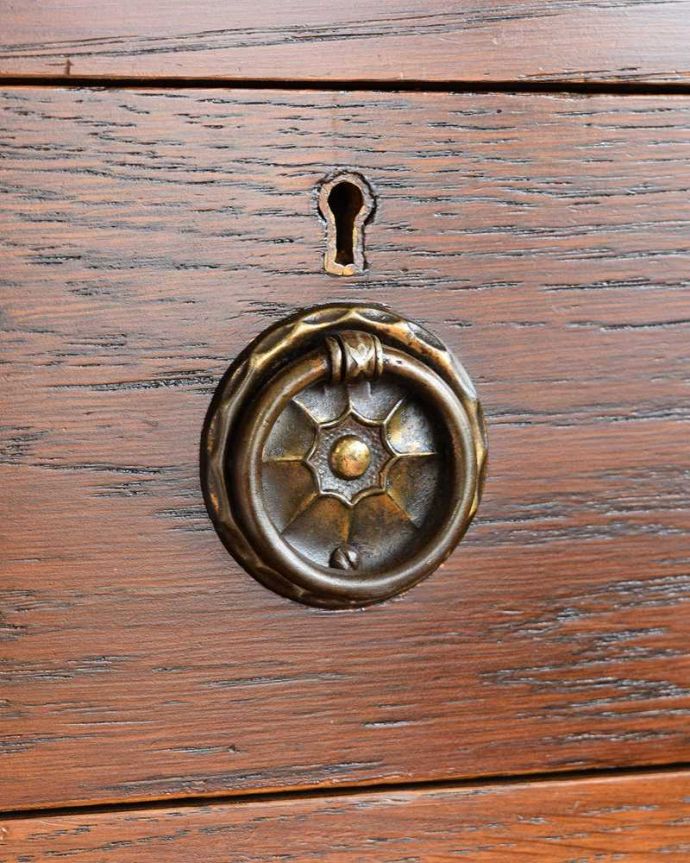 アンティークのドレッサー アンティーク家具 イギリスで見つけたアンティーク家具、丸いミラーが付いた英国のドレッシングチェスト。アンティークらしい素敵な取っ手味わい深いアンティークらしい取っ手のデザインからも時間の流れが感じられます。(q-1493-f)