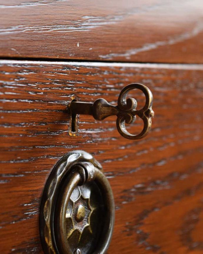 アンティークのドレッサー アンティーク家具 イギリスで見つけたアンティーク家具、丸いミラーが付いた英国のドレッシングチェスト。大切なものを収納できますおとぎ話に出てくるようなカギも使えるように修復しました。(q-1493-f)