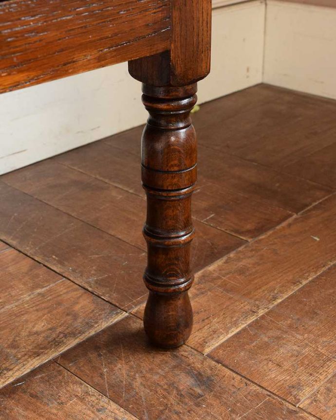 アンティークのドレッサー アンティーク家具 イギリスで見つけたアンティーク家具、丸いミラーが付いた英国のドレッシングチェスト。女性1人でラクラク運べちゃう仕掛けHandleのアンティークは、脚の裏にフェルトキーパーをお付けしています。(q-1493-f)