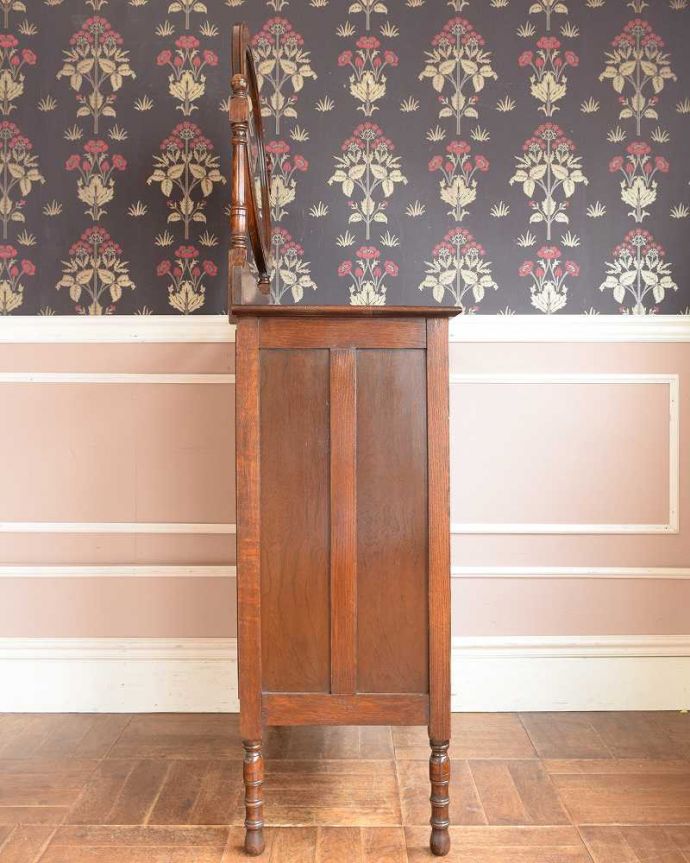 アンティークのドレッサー アンティーク家具 イギリスで見つけたアンティーク家具、丸いミラーが付いた英国のドレッシングチェスト。横から見てもステキ横から見るとこんな感じ。(q-1493-f)