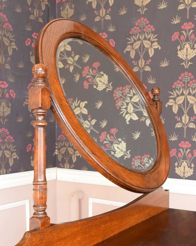 アンティークのドレッサー アンティーク家具 イギリスで見つけたアンティーク家具、丸いミラーが付いた英国のドレッシングチェスト。お部屋も広く見せてくれます身だしなみを整えるのはもちろん、大きな鏡はお部屋を広く見せる効果があります。(q-1493-f)