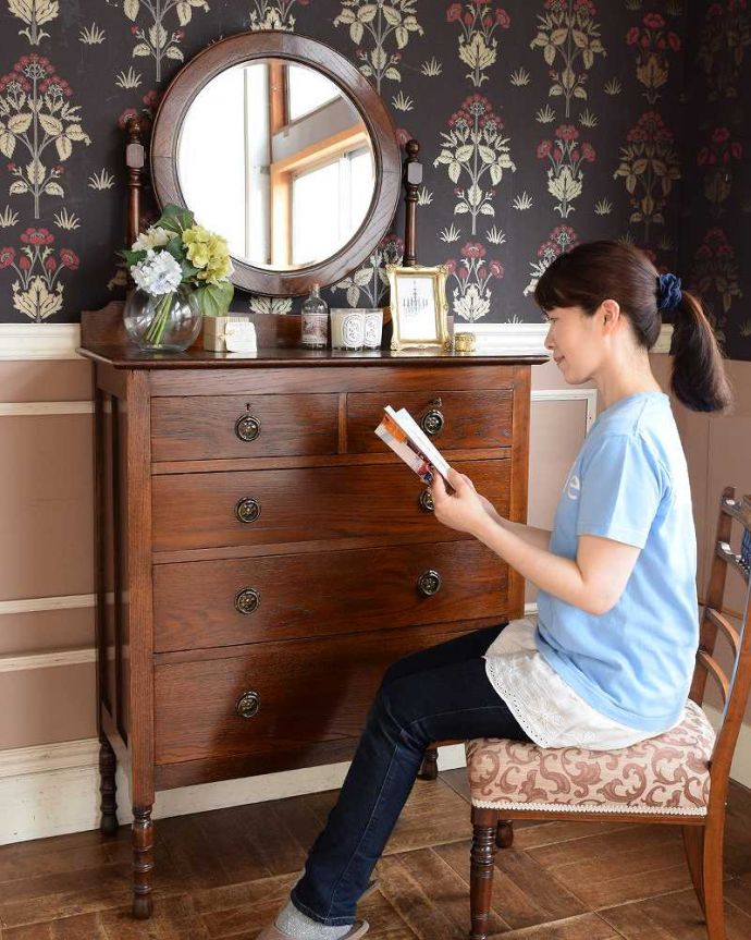 アンティークのドレッサー アンティーク家具 イギリスで見つけたアンティーク家具、丸いミラーが付いた英国のドレッシングチェスト。寝室だけじゃなく、リビングでも玄関でも・・・ドレッサーは寝室で使うイメージがありますが、アンティークのものはデザインが素敵なので、みんなが集まる場所に置いて見せながら使って下さい。(q-1493-f)