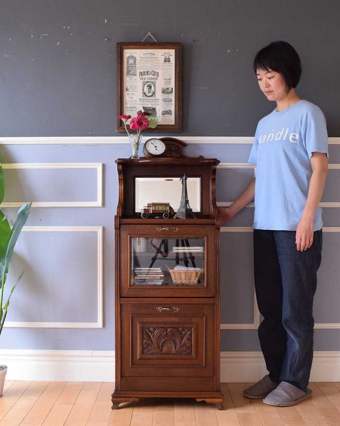 アンティークのキャビネット　アンティーク家具　英国輸入のアンティーク家具、ウォルナット材のミラー付きミュージックキャビネット。贅沢な時間が過ごせる最上級の美しさ楽譜を美しく収納するためだけに作られたコンパクトなサイズのミュージックキャビネットは、造りも贅沢です。(q-1494-f)