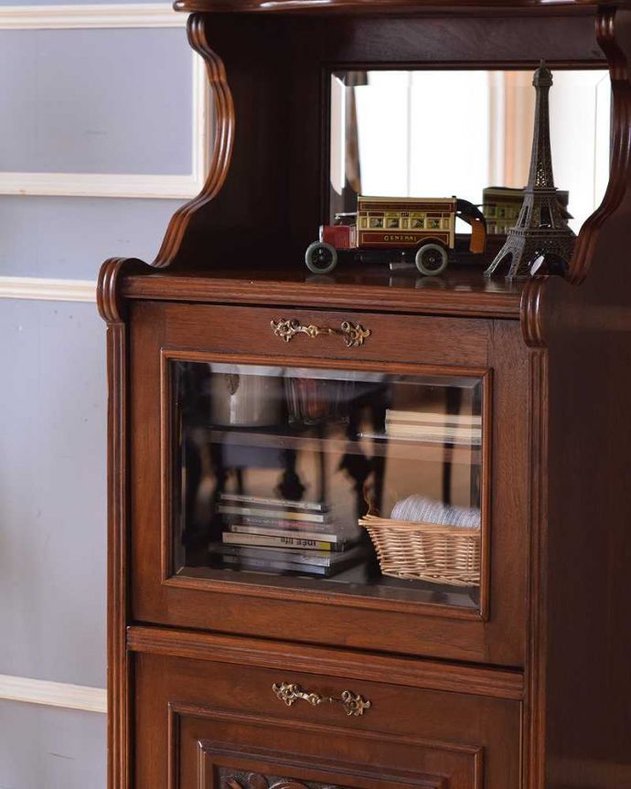 アンティークのキャビネット　アンティーク家具　英国輸入のアンティーク家具、ウォルナット材のミラー付きミュージックキャビネット。扉に描かれた模様の美しさガラスの扉に描かれた美しい木の模様。(q-1494-f)