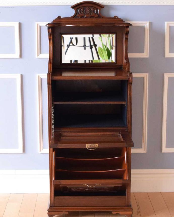 アンティークのキャビネット　アンティーク家具　英国輸入のアンティーク家具、ウォルナット材のミラー付きミュージックキャビネット。扉を開けてみると･･･贅沢な造りの家具に合わせて、しっかり修復しました。(q-1494-f)