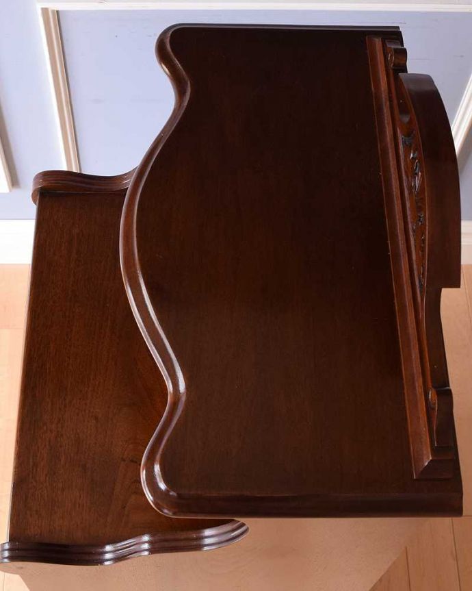 アンティークのキャビネット　アンティーク家具　英国輸入のアンティーク家具、ウォルナット材のミラー付きミュージックキャビネット。家具を上から見てみましょう目線に入る天板の上もしっかりと修復しました。(q-1494-f)