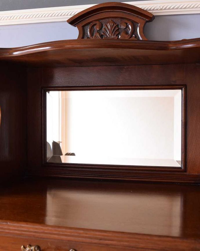 アンティークのキャビネット　アンティーク家具　英国輸入のアンティーク家具、ウォルナット材のミラー付きミュージックキャビネット。キラっと輝くアンティークのミラーまだ電気がない時代に、部屋を明るくするために付けられた鏡。(q-1494-f)