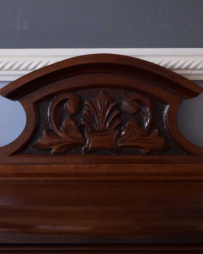 アンティークのキャビネット　アンティーク家具　英国輸入のアンティーク家具、ウォルナット材のミラー付きミュージックキャビネット。いろんな場所にこだわり彫のデザインもいろいろです。(q-1494-f)