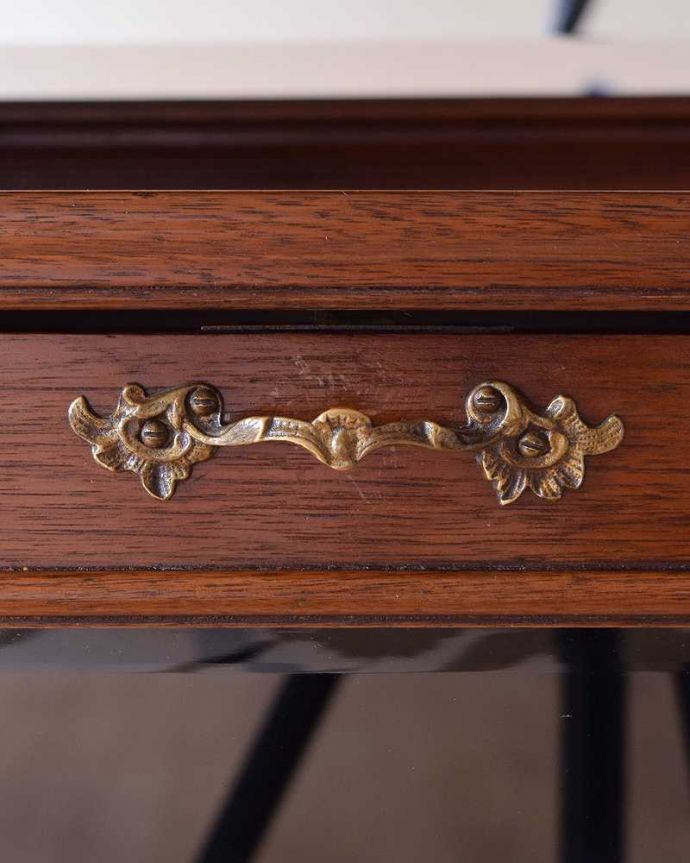 アンティークのキャビネット　アンティーク家具　英国輸入のアンティーク家具、ウォルナット材のミラー付きミュージックキャビネット。開ける度にワクワク取っ手もアンティークらしい贅沢なデザイン。(q-1494-f)