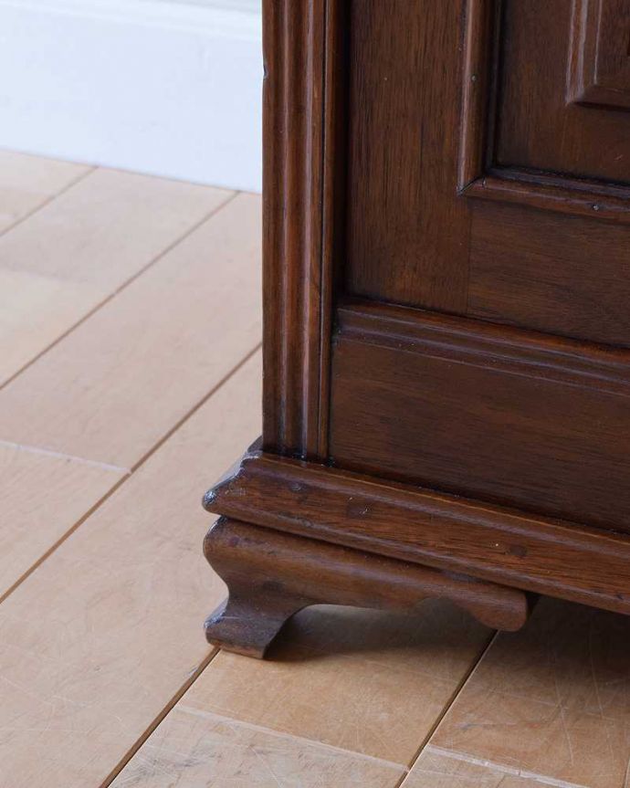 アンティークのキャビネット　アンティーク家具　英国輸入のアンティーク家具、ウォルナット材のミラー付きミュージックキャビネット。女性１人でラクラク運べちゃうんですHandleのアンティークは、脚の裏にフェルトキーパーをお付けしています。(q-1494-f)