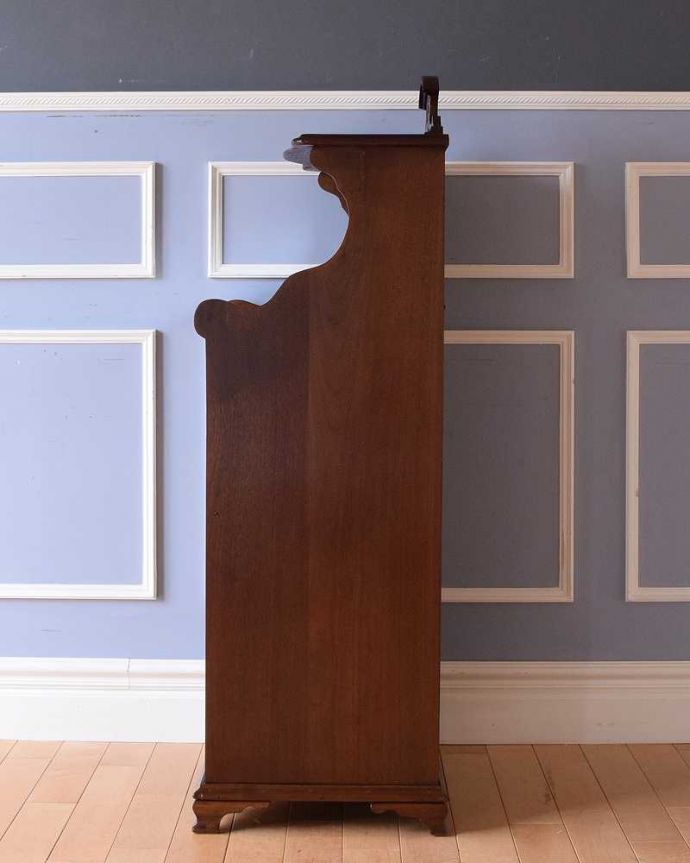 アンティークのキャビネット　アンティーク家具　英国輸入のアンティーク家具、ウォルナット材のミラー付きミュージックキャビネット。もちろん横顔も美しいしっかりお直ししたので、どこから見ても美しい自信があります。(q-1494-f)