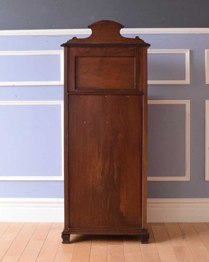 アンティークのキャビネット　アンティーク家具　英国輸入のアンティーク家具、ウォルナット材のミラー付きミュージックキャビネット。後ろ姿にも気を使っていますアンティークは新品ではないので、経年変化によるキズはありますが、専門の職人がしっかり修復したので後ろ姿も美しいんです。(q-1494-f)