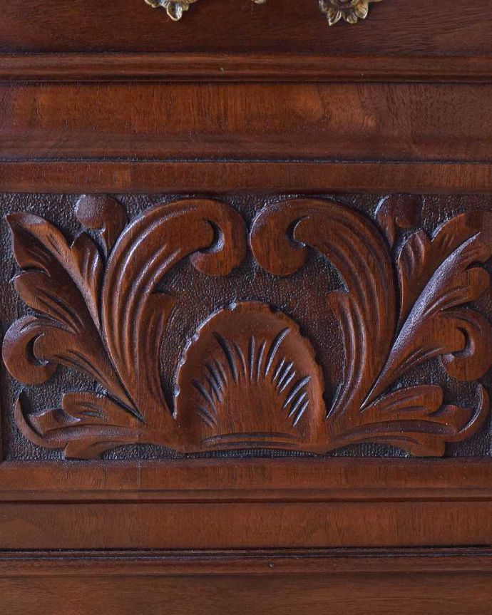 アンティークのキャビネット　アンティーク家具　英国輸入のアンティーク家具、ウォルナット材のミラー付きミュージックキャビネット。ここの彫も最上級の美しさいろんな部分の美しさが重なり合って、最上級の美しさを醸し出してくれます。(q-1494-f)