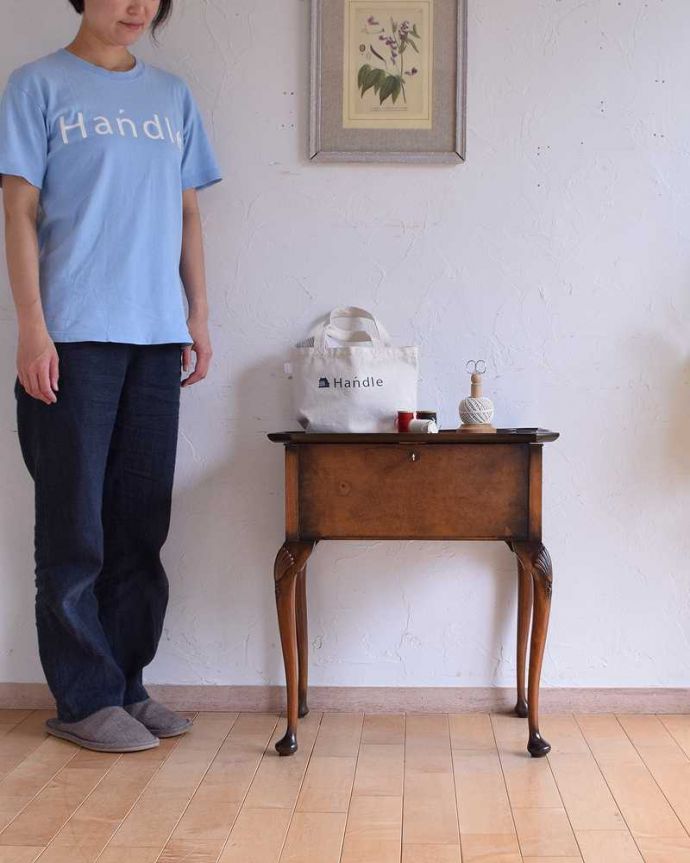 ソーイングボックス アンティーク家具 英国の輸入の便利なアンティーク家具、高級感溢れるウォルナット材のソーイングボックス 。高級感がある女性らしい優しいシルエットどんな場所にも置けるコンパクトなサイズ。(q-1495-f)