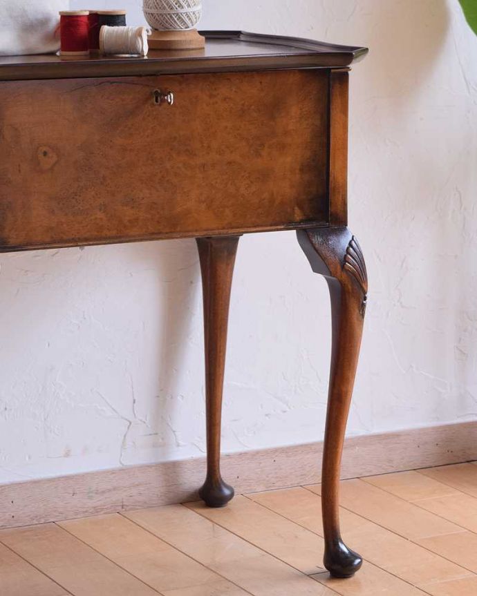 ソーイングボックス アンティーク家具 英国の輸入の便利なアンティーク家具、高級感溢れるウォルナット材のソーイングボックス 。気品漂う木目の美しさしっとりとした大人の雰囲気を醸し出す小さなキャビネットは木目の美しさが自慢です。(q-1495-f)