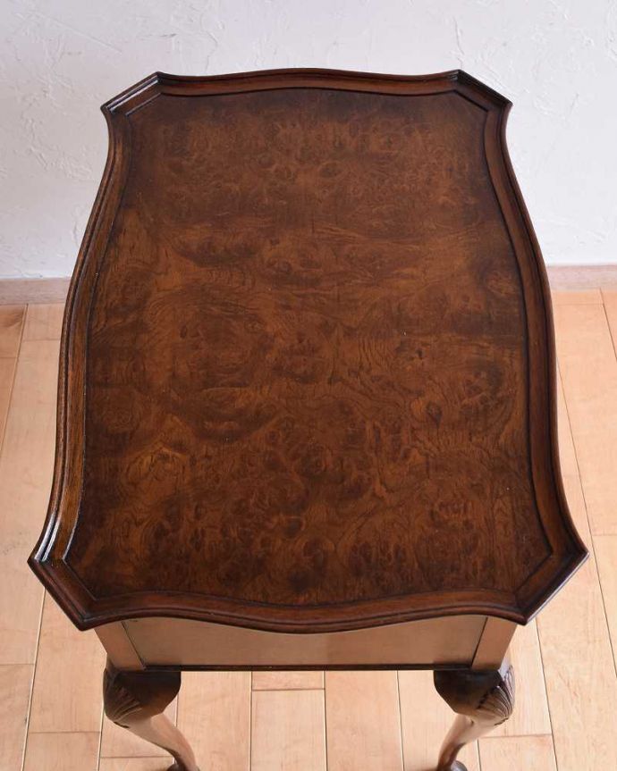 ソーイングボックス アンティーク家具 英国の輸入の便利なアンティーク家具、高級感溢れるウォルナット材のソーイングボックス 。ピカピカに仕上げました修復の時、天板もキレイに仕上げました。(q-1495-f)