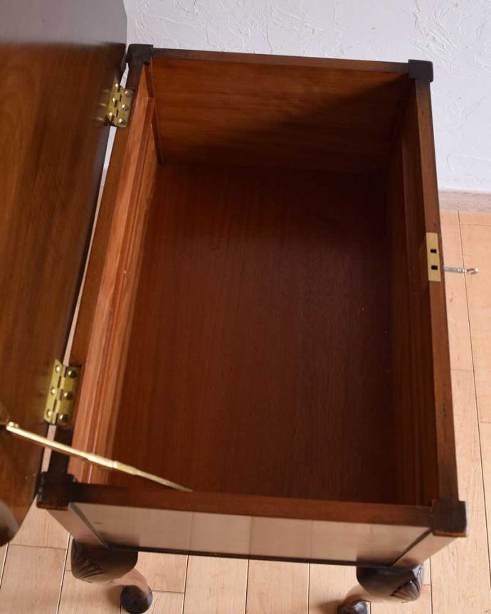 ソーイングボックス アンティーク家具 英国の輸入の便利なアンティーク家具、高級感溢れるウォルナット材のソーイングボックス 。天板を持ち上げると・・・中は収納ボックスになっています。(q-1495-f)