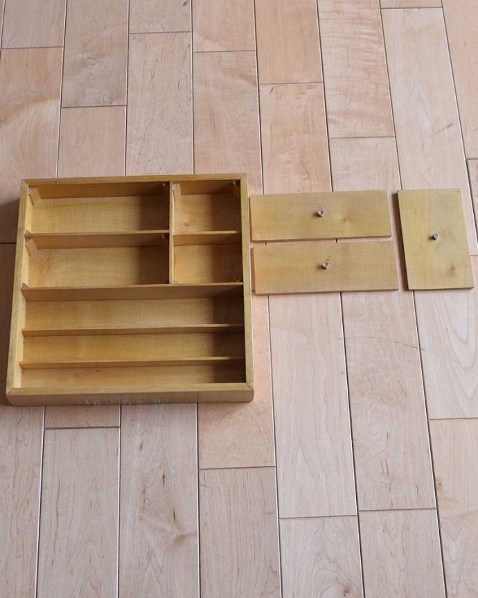 ソーイングボックス アンティーク家具 英国の輸入の便利なアンティーク家具、高級感溢れるウォルナット材のソーイングボックス 。トレーには蓋も3つ付いていますもちろんトレーの中も職人がキレイに直しました。(q-1495-f)