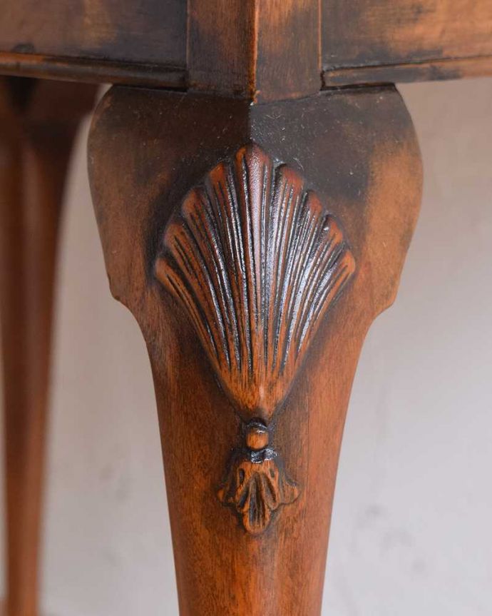 ソーイングボックス アンティーク家具 英国の輸入の便利なアンティーク家具、高級感溢れるウォルナット材のソーイングボックス 。うっとりする美しさアンティークだから手に入る美しい彫。(q-1495-f)