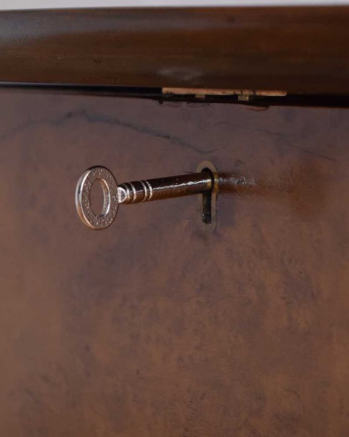 ソーイングボックス アンティーク家具 英国の輸入の便利なアンティーク家具、高級感溢れるウォルナット材のソーイングボックス 。大切なものも安心ですカギが付いているので、大切なものも収納することが出来ます。(q-1495-f)