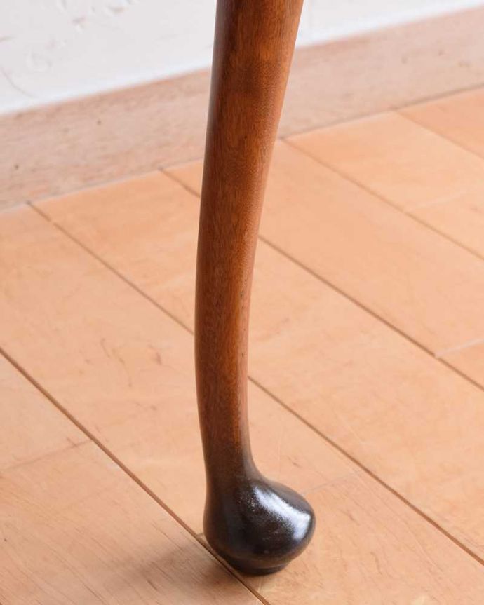 ソーイングボックス アンティーク家具 英国の輸入の便利なアンティーク家具、高級感溢れるウォルナット材のソーイングボックス 。女性1人でラクラク運べちゃう仕掛けHandleのアンティークは、脚の裏にフェルトキーパーをお付けしています。(q-1495-f)