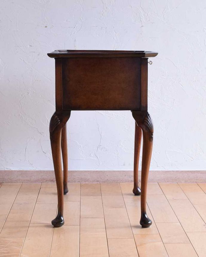 ソーイングボックス アンティーク家具 英国の輸入の便利なアンティーク家具、高級感溢れるウォルナット材のソーイングボックス 。横から見てもキレイですもちろん、横顔だってキレイ!どこから見ても絵になります。(q-1495-f)