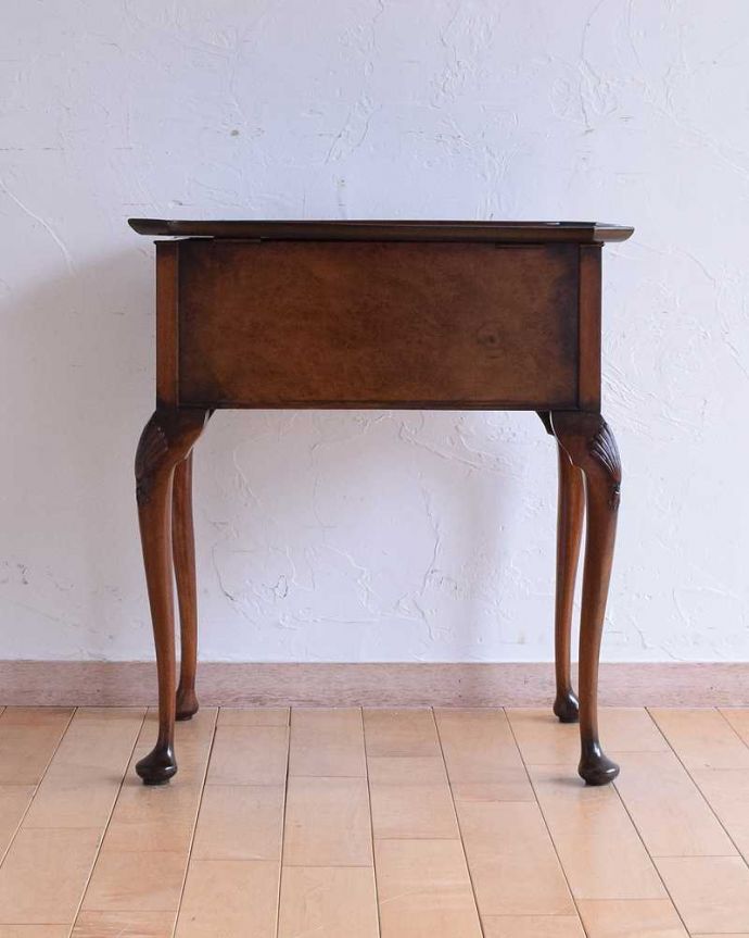 ソーイングボックス アンティーク家具 英国の輸入の便利なアンティーク家具、高級感溢れるウォルナット材のソーイングボックス 。後ろ姿も見て下さい。(q-1495-f)