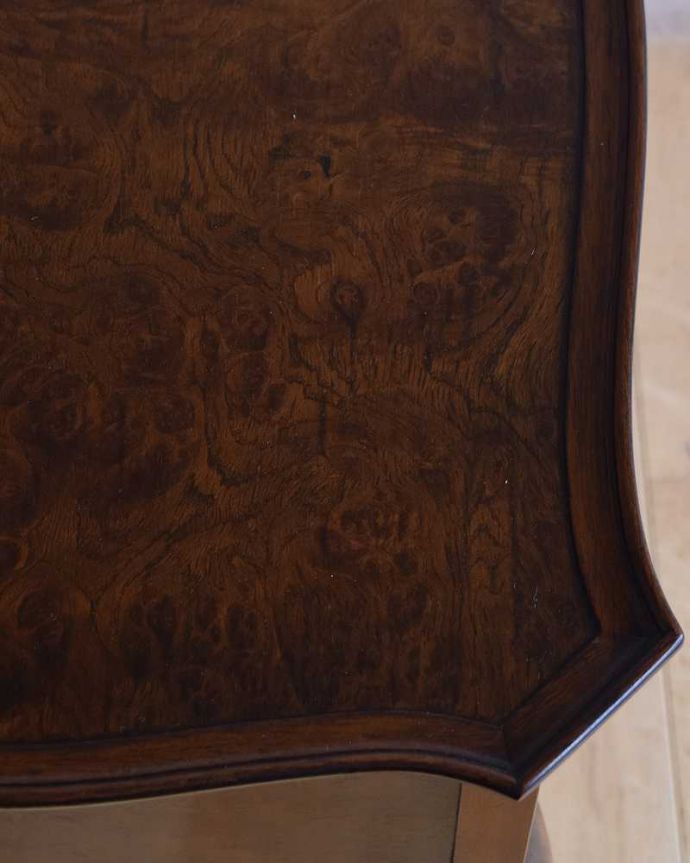 ソーイングボックス アンティーク家具 英国の輸入の便利なアンティーク家具、高級感溢れるウォルナット材のソーイングボックス 。天板を近づいてみると…アンティークだから手に入れることが出来る天板に使われている銘木の美しさにうっとりです。(q-1495-f)