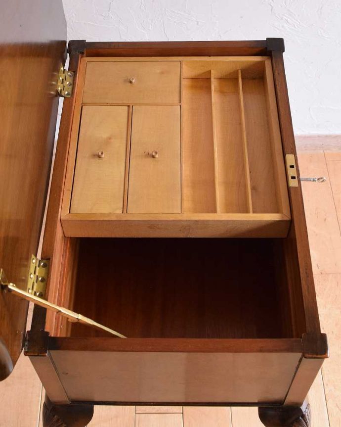 ソーイングボックス アンティーク家具 英国の輸入の便利なアンティーク家具、高級感溢れるウォルナット材のソーイングボックス 。仕切りが沢山付いたトレーが付いています整理整頓しやすくなっているので、キレイにお片付け出来ます。(q-1495-f)