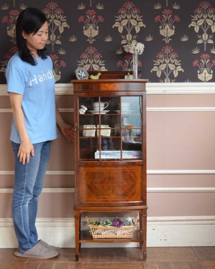 アンティークのキャビネット　アンティーク家具　美しいマホガニー材を使った高級感たっぷりのミュージックキャビネット（アンティークキャビネット）。お気に入りの本や雑貨や本を並べてみましょ。(q-1496-f)