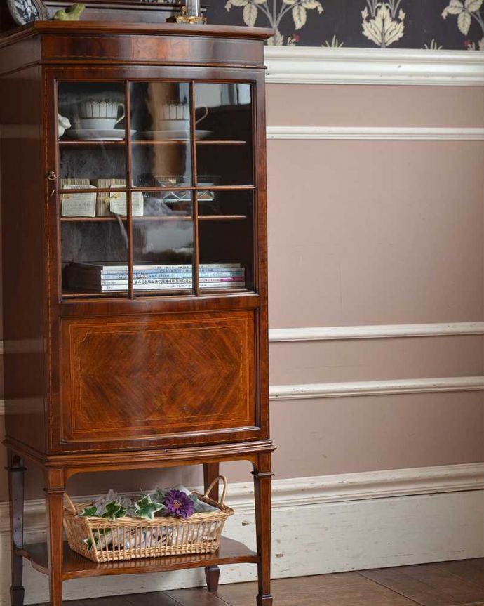 アンティークのキャビネット　アンティーク家具　美しいマホガニー材を使った高級感たっぷりのミュージックキャビネット（アンティークキャビネット）。扉に描かれた模様の美しさガラスの扉に描かれた美しい木の模様。(q-1496-f)