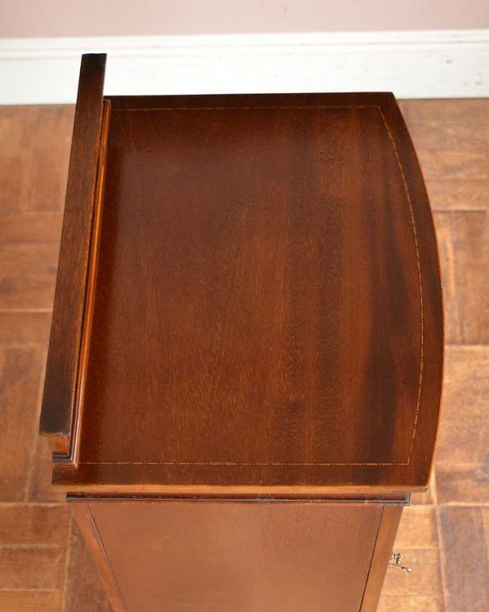 アンティークのキャビネット　アンティーク家具　美しいマホガニー材を使った高級感たっぷりのミュージックキャビネット（アンティークキャビネット）。天板もキレイに仕上げました。(q-1496-f)